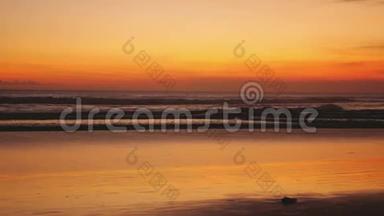 在令人惊叹的<strong>金色</strong>日落中，年轻人的剪影沿着海滩奔跑。 3840x2160